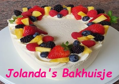 Slagroomtaart met vers fruit