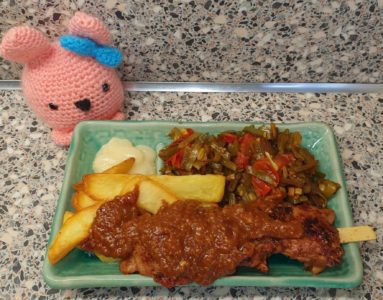 Sannie's Varkenshaas saté met Surinaamse pindasaus