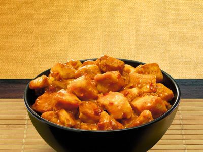 Ajam Paniki met rode ui en paprika bieslooknoedels