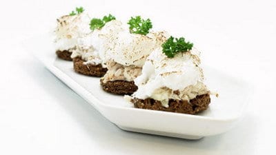 Toast met makreel en knoflookschuim