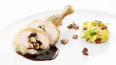 Parelhoenfilet in Chinese kool met bospaddenstoelen en Chartreusesaus
