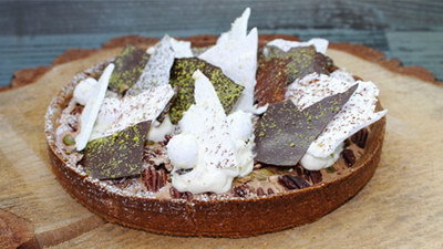Pecannoten taart met chocolade, pistache en meringue