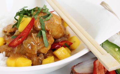 Kip met rode curry en verse mango