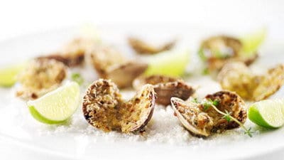 Venusschelpen gegratineerd met knoflook en amandel