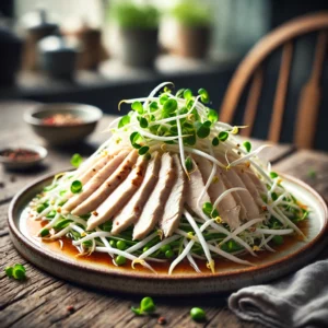 Chinese kip-taugésalade met dunne plakjes gestoomde kip en knapperige taugé, besprenkeld met een sojasaus-sesamdressing en verse bieslook, geserveerd op een rustieke houten tafel.