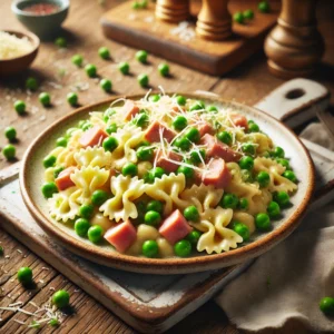Romige funpasta met hamreepjes en felgroene erwten, rijkelijk bestrooid met geraspte oude kaas. Geserveerd op een rustieke keramische schaal op een houten tafel met zachte, natuurlijke belichting.