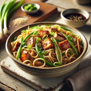 Een realistische foto van Japanse noedelsalade met teriyaki Quorn en lente-ui, geserveerd in een keramieken kom op een doorleefde houten tafel. De salade bevat dunne, glanzende noedels gemengd met een lichte sojasausdressing en knapperige groenten. Goudbruine, teriyaki-geglazuurde Quorn-plakjes zorgen voor een hartige umami-smaak, terwijl fijngesneden lente-ui een frisse, milde scherpte toevoegt. Een snufje sesamzaad en enkele takjes koriander maken de presentatie compleet. Op de achtergrond ligt een houten snijplank met extra Quorn, een schaaltje teriyakisaus en verse groenten, subtiel vervaagd. Zacht natuurlijk licht benadrukt de texturen en kleuren, wat zorgt voor een frisse en uitnodigende uitstraling.