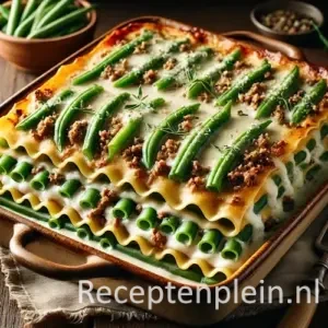 Lasagne met sperziebonen, gehakt en romige béchamelsaus in goudbruine ovenschaal op houten tafel.