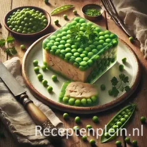 Doperwten kipgelei in plakjes op rustieke houten tafel