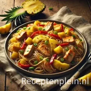 Kip met ananas en gebakken mihoen op rustieke houten tafel