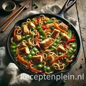 Kippannetje met noedels op rustieke houten tafel