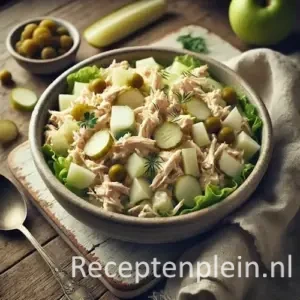 Koude kipsalade op rustieke houten tafel