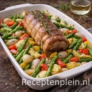 Gebraden rollade met groenten op rustieke houten tafel