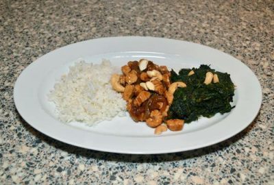 Ajam smoor met cashewnoten en spinazie