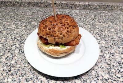 Broodje visschnitzel met komkommerpickles