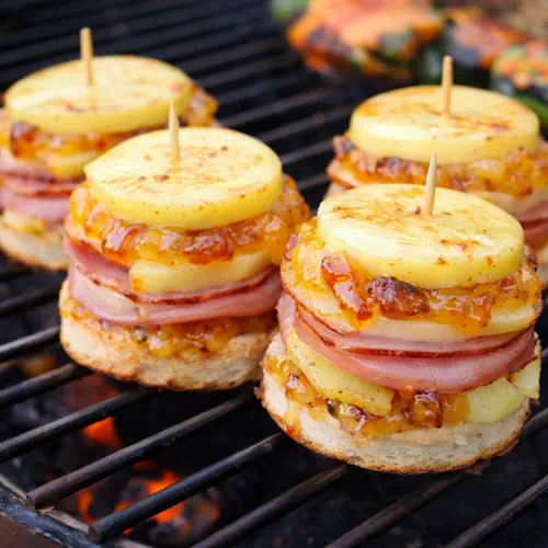 Hamtaartjes met ham, kaas en aardappel van de barbecue op rustieke houten tafel