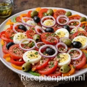Zomerse tomatensalade met ei en olijven op een rustieke houten tafel.