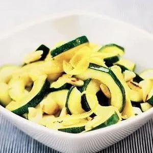 Courgette met citroenolie en amandelen