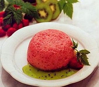 Frambozenbavarois met coulis van kiwi