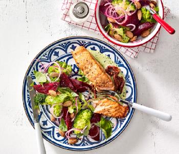 Zalmfilet uit de oven met broccolisalade, bietjes en amandelen
