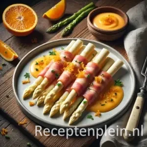 Natuurgetrouwe foodfoto van witte asperges omwikkeld met ham en gesmolten kaas, geserveerd op een lichtgrijs keramisch bord op een rustieke houten tafel. De asperges liggen deels in een romige sinaasappelsaus met zichtbare sinaasappelrasp en fijngehakte peterselie. Naast het bord liggen partjes verse sinaasappel, een schaaltje extra saus en bestek op een linnen servet. Gefotografeerd in warm avondlicht met zachte schaduwen en lichte sausdruppels op het bord voor een authentieke, huiselijke uitstraling.