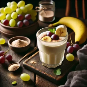 Een rustieke foodfoto van een eiwit smoothie met banaan en druiven, geserveerd in een glas op een houten tafel, gegarneerd met druiven en een plakje banaan, met een schaaltje druiven, een banaan en eiwitpoeder ernaast.
