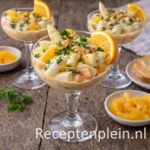 Aspergecocktail op rustieke houten tafel