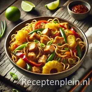 Mie met kip en ananas op een rustieke houten tafel