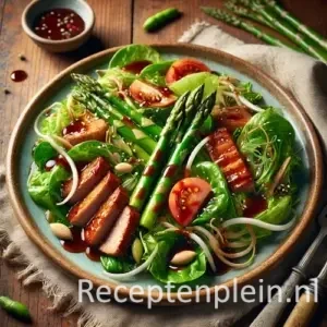 Salade van roergebakken groene asperges en varkenshaas op rustieke houten tafel