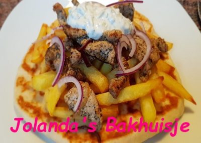 Grieks pita broodje met gyros, frietjes en tzatziki