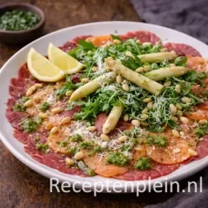 Carpaccio met zalm en rucola op een rustieke houten tafel.