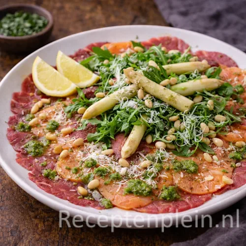 Carpaccio met zalm en rucola op een rustieke houten tafel.