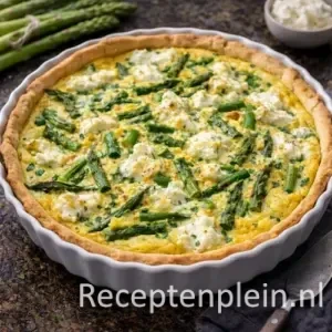 Aspergetaart met ricotta op een rustieke houten tafel.