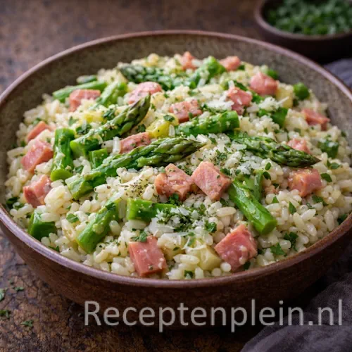 asperge hamrisotto op een rustieke houten tafel.