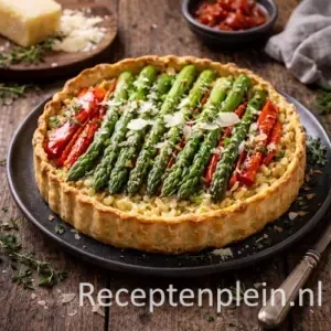 Risottotaart met groene asperges en geroosterde paprika's op rustieke houten tafel