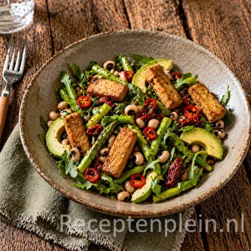 Salade met oogbonen en valess op rustieke houten tafel