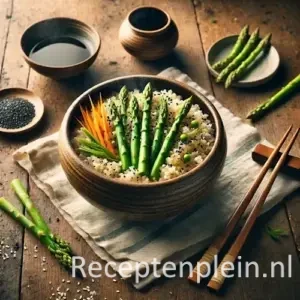 Hyper-realistische foodfoto van Asuparagasugohan, Japanse rijst met asperges, geserveerd in een rustieke keramische kom op een houten tafel. De glanzende sushirijst is gemengd met felgroene aspergestukken, dunne wortelreepjes en sesamzaad, afgewerkt met zwarte sesam en fijne reepjes nori. Subtiele stoom stijgt op uit de kom. Op tafel liggen houten eetstokjes, een schaaltje sojasaus en een linnen doek, warm en natuurlijk belicht in een huiselijke Japanse sfeer.