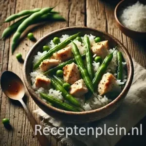 Rijst met kip en boontjes op rustieke houten tafel