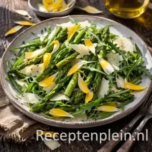 Fleurige aspergesalade op een rustieke houten tafel.