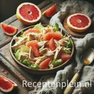 Kipsalade met grapefruit op rustieke houten tafel