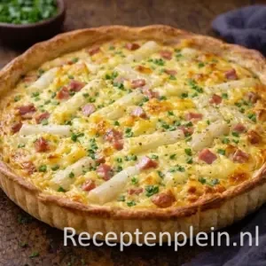 Aspergequiche met witte asperges en filetrollade op een rustieke houten tafel.