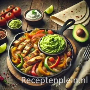 Kipfajita met romige guacamole op rustieke houten tafel