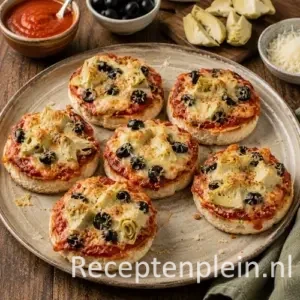 Pizzatoast recept op een rustieke houten tafel
