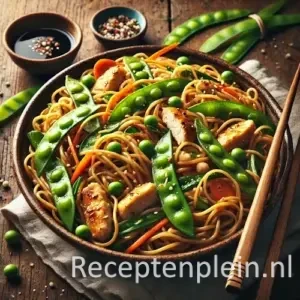 Chow mein met peultjes en kip in wok op rustieke houten tafel