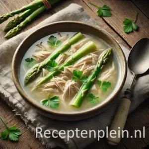 Hyper-realistische foodfoto van eenvoudige kippensoep met lichte bouillon, malse stukjes kip, aspergepunten en verse waterkers in een sobere keramische kom op een rustieke houten tafel. Naast de kom ligt een lepel en een linnen doek, met enkele rauwe asperges op de achtergrond in zacht natuurlijk daglicht voor een huiselijke en realistische uitstraling.