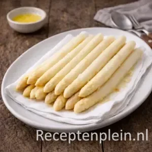 Asperges à la nature op een rustieke houten tafel