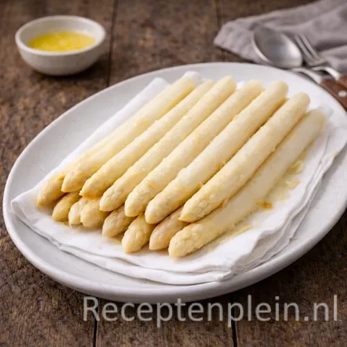 Asperges à la nature op een rustieke houten tafel