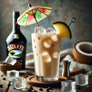 Ron Collins cocktail met een licht beige kleur, geserveerd in een hoog glas gevuld met ijsblokjes, gegarneerd met een kleurrijk cocktailparapluutje, op een rustieke houten tafel met ijsblokjes en een schaaltje koffiebonen.