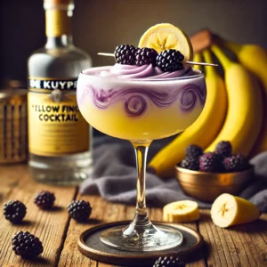 Yellow Fingers cocktail met een romige lichtgele kleur en paarse accenten, geserveerd in een stijlvol coupeglas, gegarneerd met een verse braam en een schijfje banaan, op een rustieke houten tafel met zwarte bessen en bananenschijfjes.