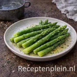 Groene asperges à la nature op een rustieke houten tafel.